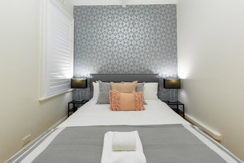 Heritage Townhouse Near Harbour Bridge - Getaway Accommodation 11