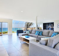 Neptune - Absolute Beachfront - Getaway Accommodation