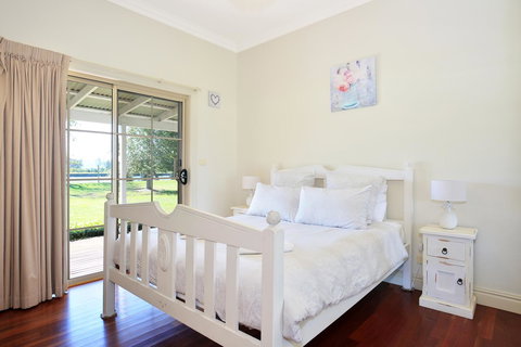 Terara Riverside Retreat - Getaway Accommodation 14