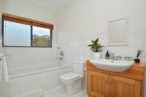 JE Guesthouse, Central To All The Hunter Valley Has To Offer - Getaway Accommodation 23
