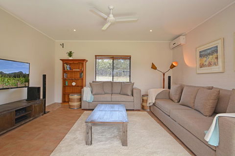 JE Guesthouse, Central To All The Hunter Valley Has To Offer - Getaway Accommodation 3