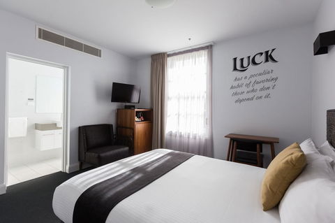 The Lucky Hotel - Getaway Accommodation 24