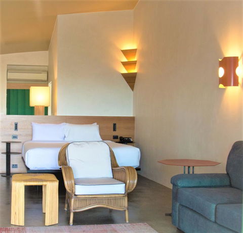 Beach Hotel Resort - Getaway Accommodation 9