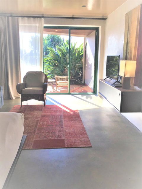 Beach Hotel Resort - Getaway Accommodation 12