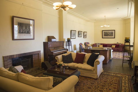 Hillview Heritage Hotel - Getaway Accommodation 9