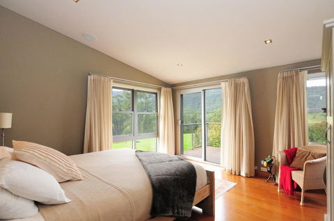 Bottlebrush Lodge - Great Views And A Pool! - Getaway Accommodation 3