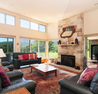 Bottlebrush Lodge - Great views and a pool - Getaway Accommodation