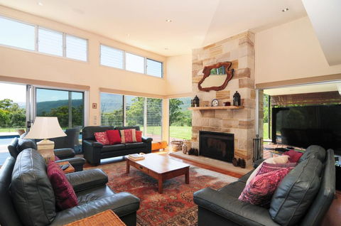 Bottlebrush Lodge - Great Views And A Pool! - Getaway Accommodation 0