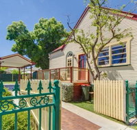 Bright 3-bedroom apartment - Central Armidale - Getaway Accommodation