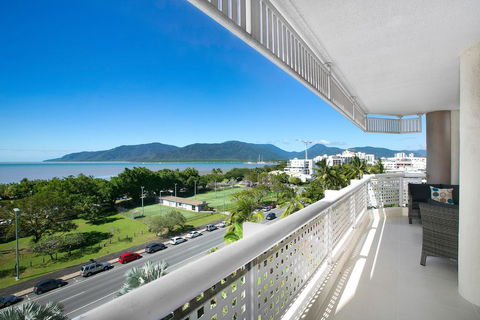 Cairns Luxury Seafront Apartment - Getaway Accommodation 2