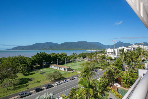Cairns Luxury Seafront Apartment - Getaway Accommodation 1