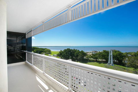 Cairns Luxury Seafront Apartment - Getaway Accommodation 3