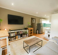 Chic Pet Friendly  500m to the Beach w/ parking - Getaway Accommodation
