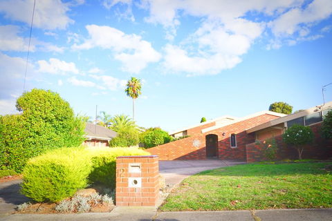 Classic Double Brick Garden House - Getaway Accommodation 1