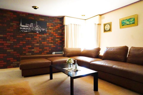 Classic Double Brick Garden House - Getaway Accommodation 3