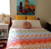 Colourful creative Artist house Glen Waverley - Getaway Accommodation