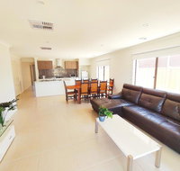 Comfortable 5BR House 6mins to Werribee Station.Great Ocean Road tourist stopover