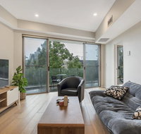Convenient Apartment - 1 Min Walk To Train - Getaway Accommodation