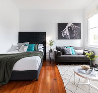 Cosy nook in inner-city Victorian mansion - Getaway Accommodation