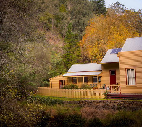 Creek Cottage - Getaway Accommodation 2