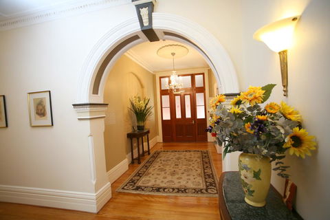 Darcy's Hotel - Getaway Accommodation 0