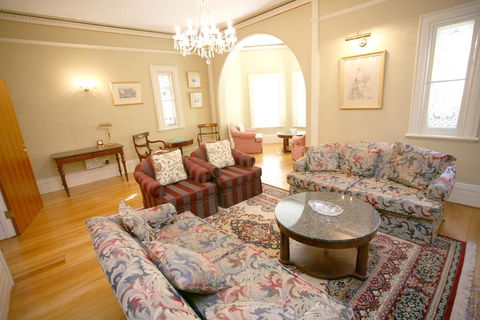 Darcy's Hotel - Getaway Accommodation 2