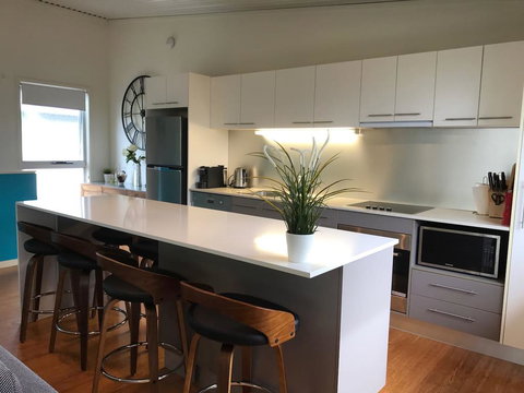 Easy Breezy Beach Shack - Getaway Accommodation 0