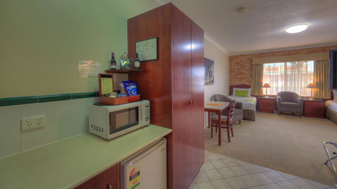Endeavour Court Motor Inn - Getaway Accommodation 2