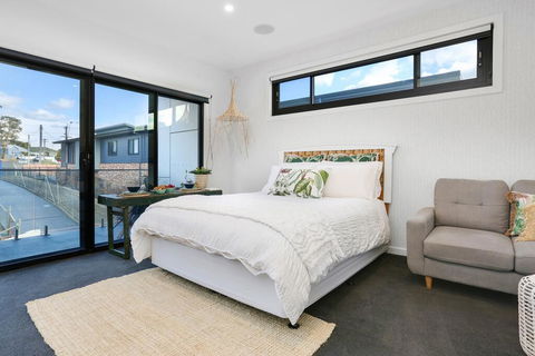 Eternity 141 - Room With Private Bathroom, Balcony Bed & Breakfast - Getaway Accommodation 2
