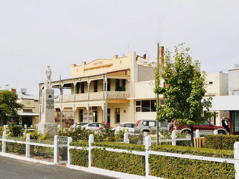 Eureka Hotel / Rainbow Brewery - Getaway Accommodation 0