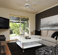Feathers Serviced Townhouse - Getaway Accommodation