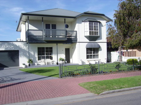 Glenelg Sea-Breeze - Getaway Accommodation 3