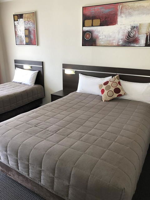 Golden West Motor Inn - Getaway Accommodation 2