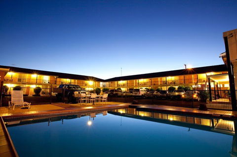 Golden West Motor Inn - Getaway Accommodation 0