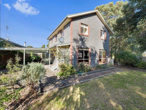 GUMS & ROSES - Family Home In The Heart Of Town. - Getaway Accommodation 1