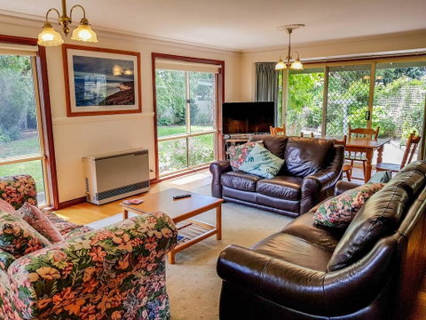GUMS & ROSES - Family Home In The Heart Of Town. - Getaway Accommodation 0