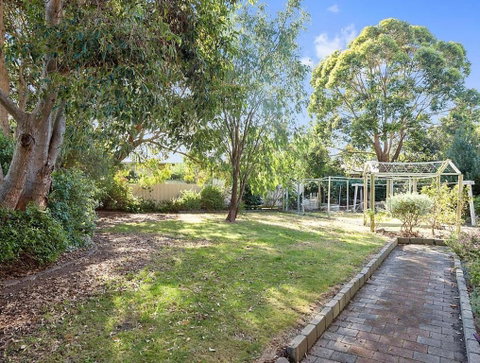 GUMS & ROSES - Family Home In The Heart Of Town. - Getaway Accommodation 2