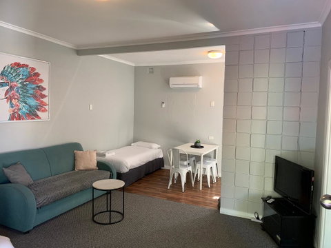Hello Adelaide Motel And Apartments - Getaway Accommodation 3