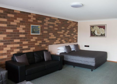 Highway Inn Motel - Getaway Accommodation 0