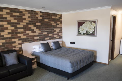 Highway Inn Motel - Getaway Accommodation 1
