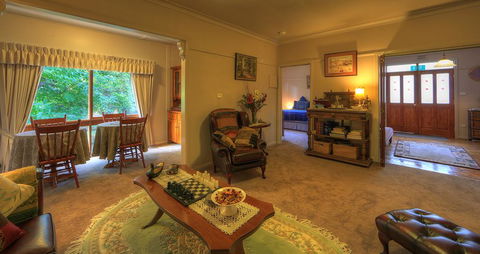 Hillview Oak B&B - Getaway Accommodation 0