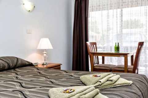 Holbrook Town Centre Motor Inn - Getaway Accommodation 3