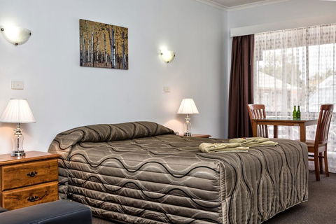 Holbrook Town Centre Motor Inn - Getaway Accommodation 2