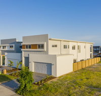 HomePlus -Fabulous Waterfront Dream Holiday House - Getaway Accommodation