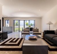 Homeplus-Escape to Modern Home in Hope Island - Getaway Accommodation