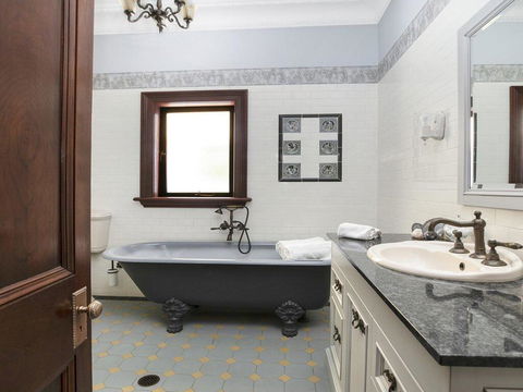 Kilburn - Views As Far As The Eyes Can See - Getaway Accommodation 2