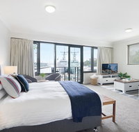 King size studio with water view walk to the city - Getaway Accommodation
