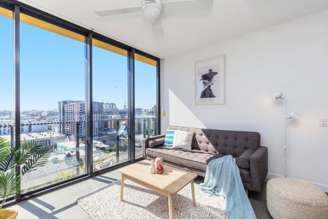 KOZYGURU FORTITUDE VALLEY AMAZING VIEW 2BED APT + FREE PARKING QFV010 - Getaway Accommodation 0