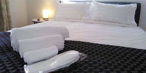 Lakeside Retreat & Business - Getaway Accommodation 2