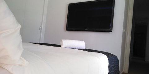 Lakeside Retreat & Business - Getaway Accommodation 1